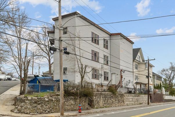 Exterior, Facade, Rowhouse