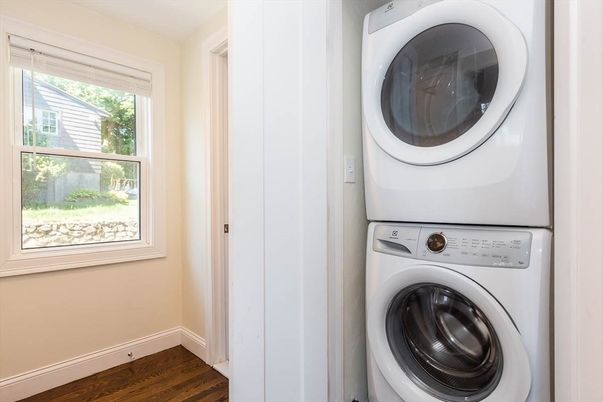 Interior, Utility Closets, Washer, Wood Texture Flooring