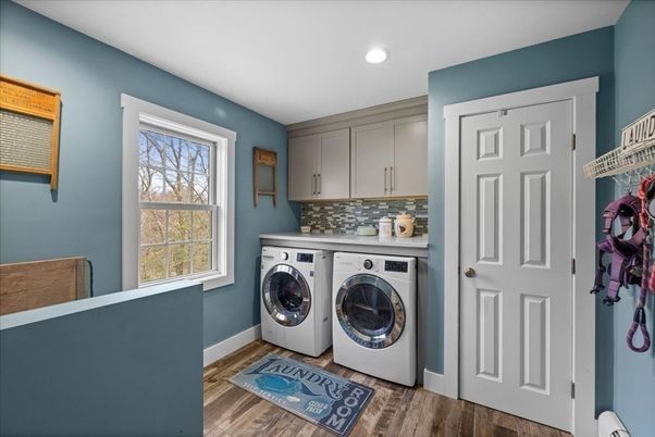 Interior, Recessed Lighting, Washer, Wood Texture Flooring