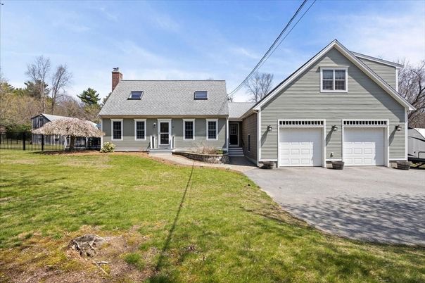 Attached, Exterior, Facade, Cape Cod