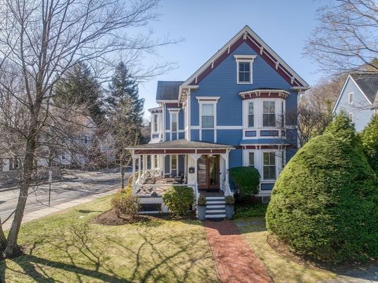 Exterior, Facade, Queen Anne Victorian