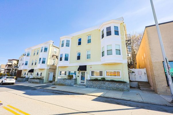 Exterior, Facade, Rowhouse