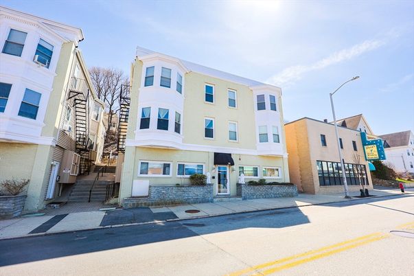 Exterior, Facade, Rowhouse