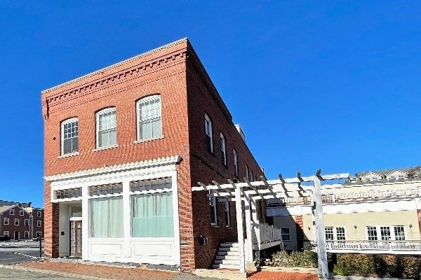 Exterior, Facade, Brick Facade, Chicago School