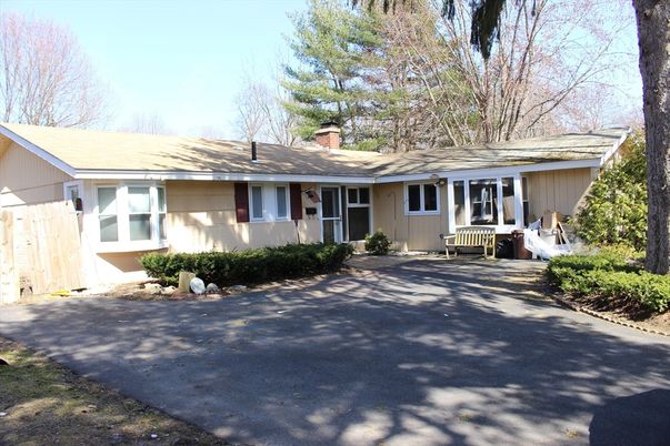 Exterior, Facade, Ranch
