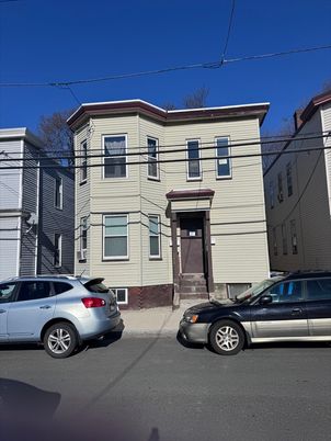 Exterior, Facade, Rowhouse