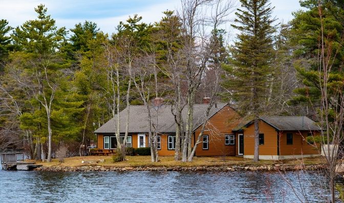 Exterior, Facade, Lake, Log Home