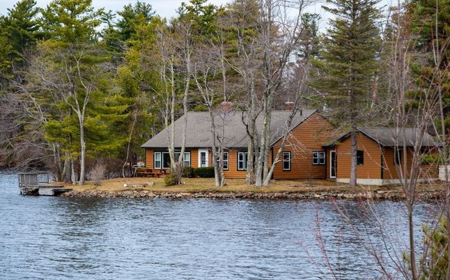 Exterior, Lake