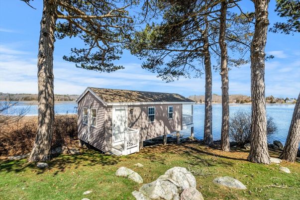 Exterior, Lake