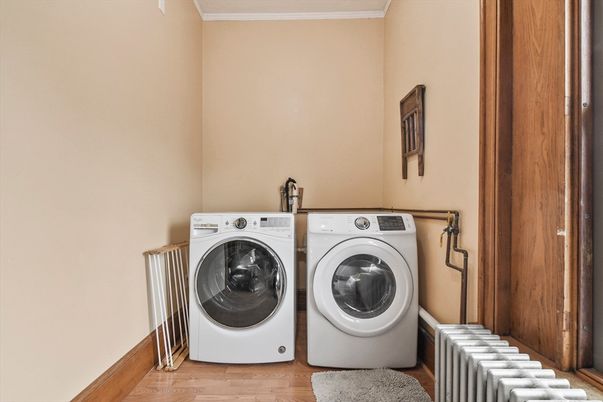 Interior, Washer, Wood Texture Flooring