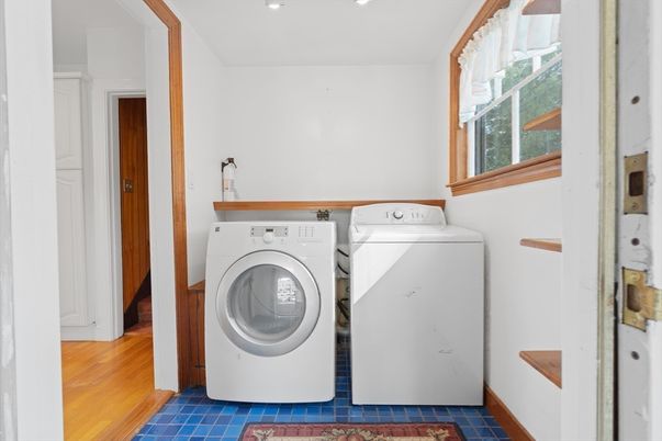 Interior, Washer, Wood Texture Flooring