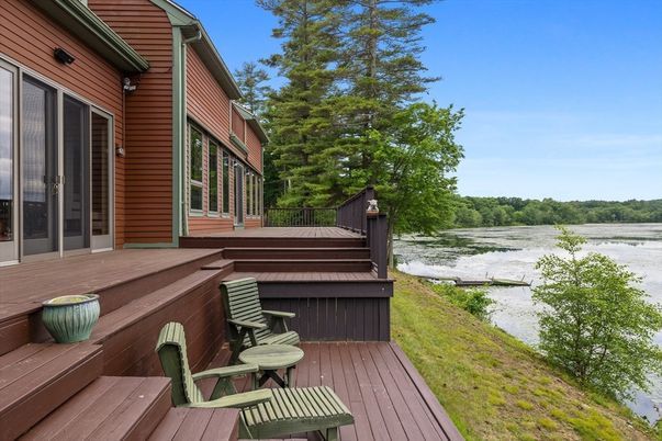 Exterior, Lake