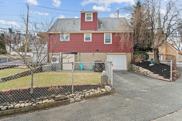 Attached, Exterior, Facade, Cape Cod