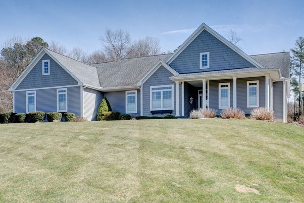 Exterior, Facade, Ranch