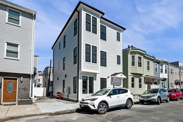 Exterior, Facade, Rowhouse