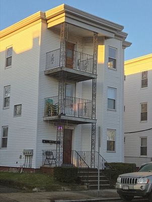 Exterior, Facade, Rowhouse