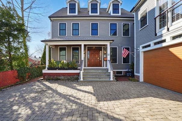 Exterior, Facade, American Foursquare