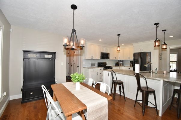 Dining room, Interior, Kitchen, Pendant Lights, Recessed Lighting, Wood Texture Flooring