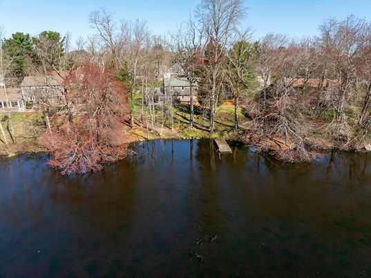 Exterior, Lake