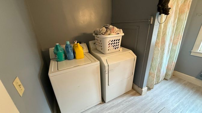 Interior, Washer, Wood Texture Flooring