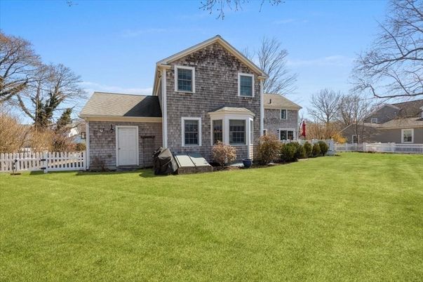 Backyard, Exterior, Facade, Brick Facade, Brick Traditional