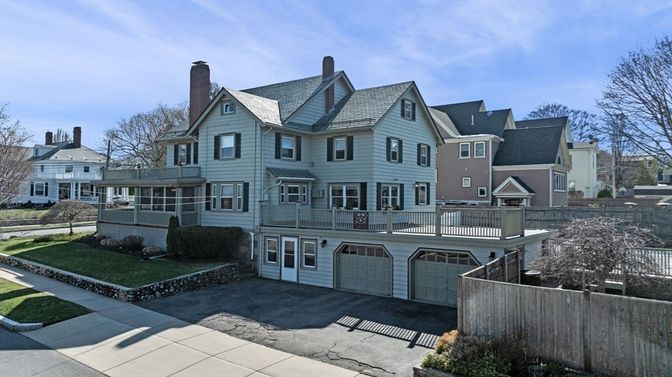 Attached, Exterior, Facade, Queen Anne Victorian