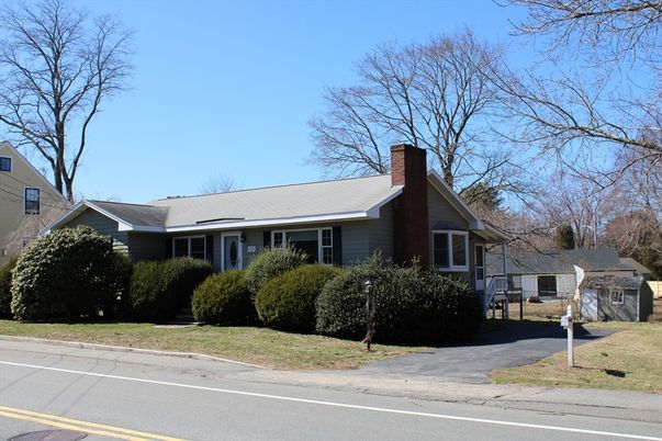 Exterior, Facade, Ranch