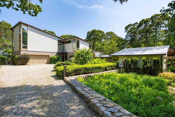 Attached, Backyard, Exterior, Facade, Modern
