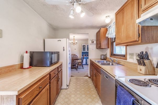 Chandelier, Dining room, Interior, Kitchen