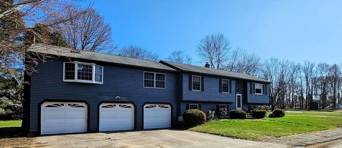Attached, Exterior, Facade, Raised Ranch