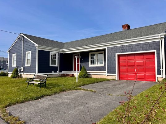 Attached, Exterior, Facade, Ranch