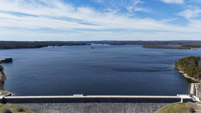 Exterior, Lake