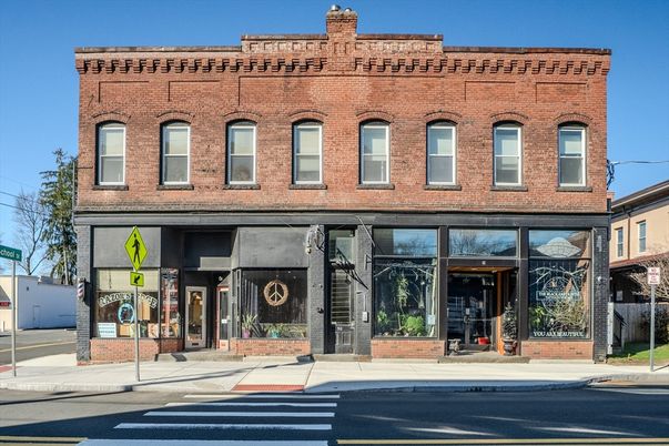 Exterior, Facade, Brick Facade, Rowhouse