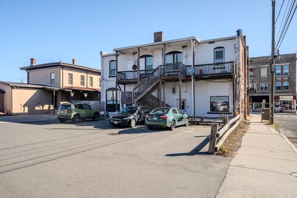 Exterior, Facade, Rowhouse