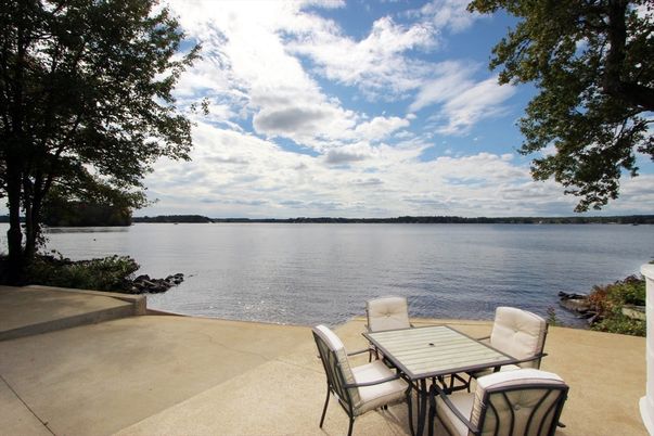 Exterior, Lake
