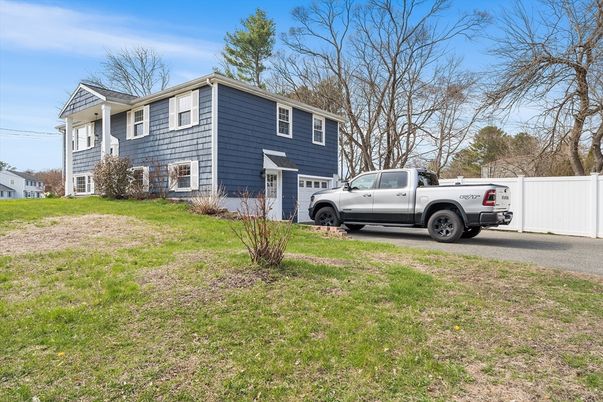 Exterior, Facade, Raised Ranch