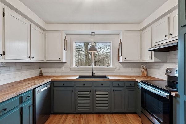 Interior, Kitchen, Pendant Lights, Wood Texture Flooring