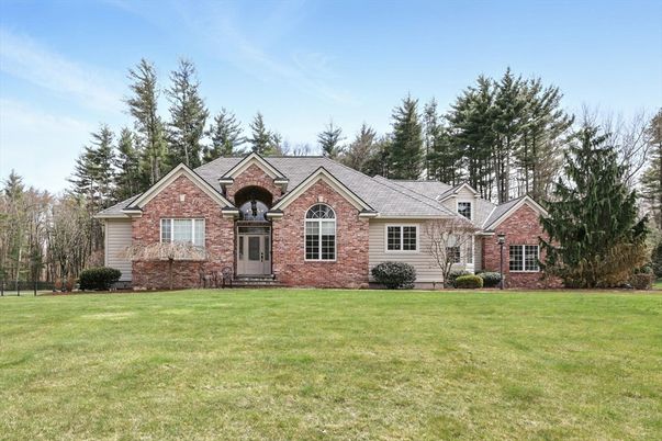 Backyard, Exterior, Facade, Brick Facade, Brick Traditional