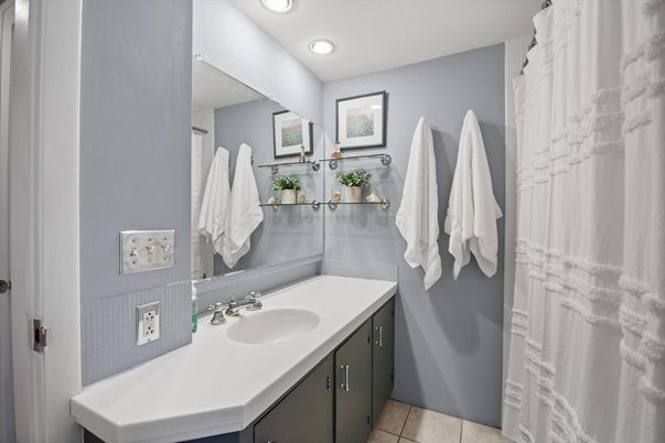 Bathroom, Dual Sink Vanities, Interior, Recessed Lighting