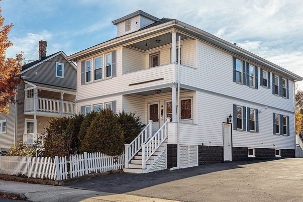 Exterior, Facade, American Foursquare