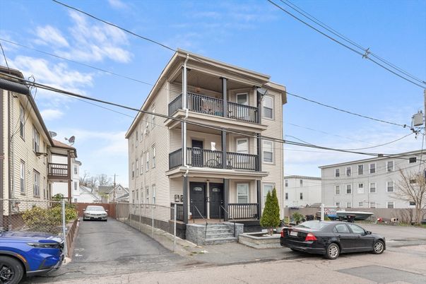Exterior, Facade, Queen Anne Victorian