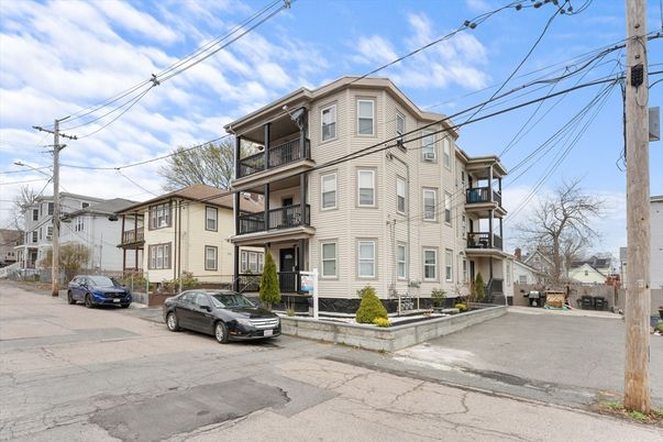 Exterior, Facade, Queen Anne Victorian