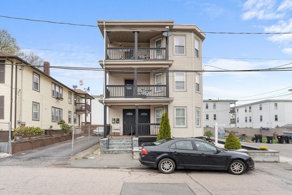 Exterior, Facade, Rowhouse
