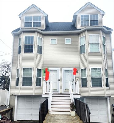 Attached, Exterior, Facade, Queen Anne Victorian