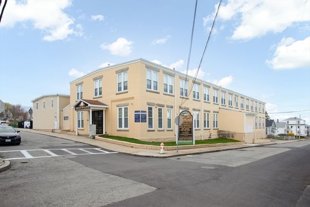 Exterior, Facade, Rowhouse