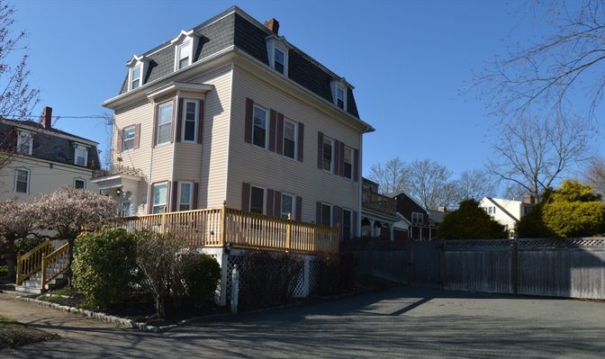 Exterior, Facade, American Foursquare