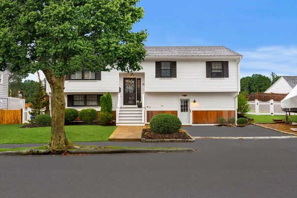 Exterior, Facade, Raised Ranch