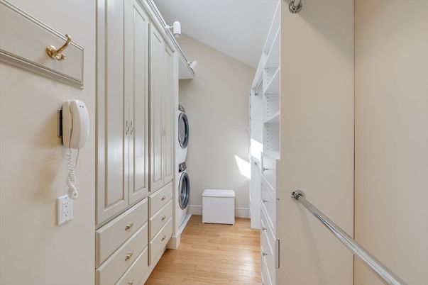 Interior, Utility Closets, Washer, Wood Texture Flooring