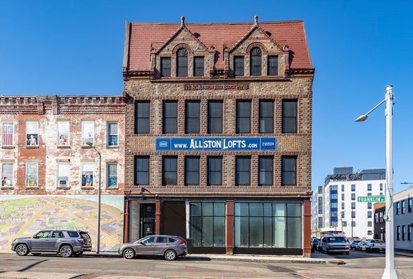 Exterior, Facade, Brick Facade, Chicago School