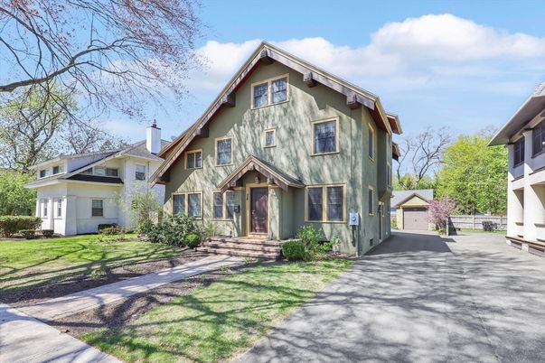 Attached, Exterior, Facade, American Craftsman